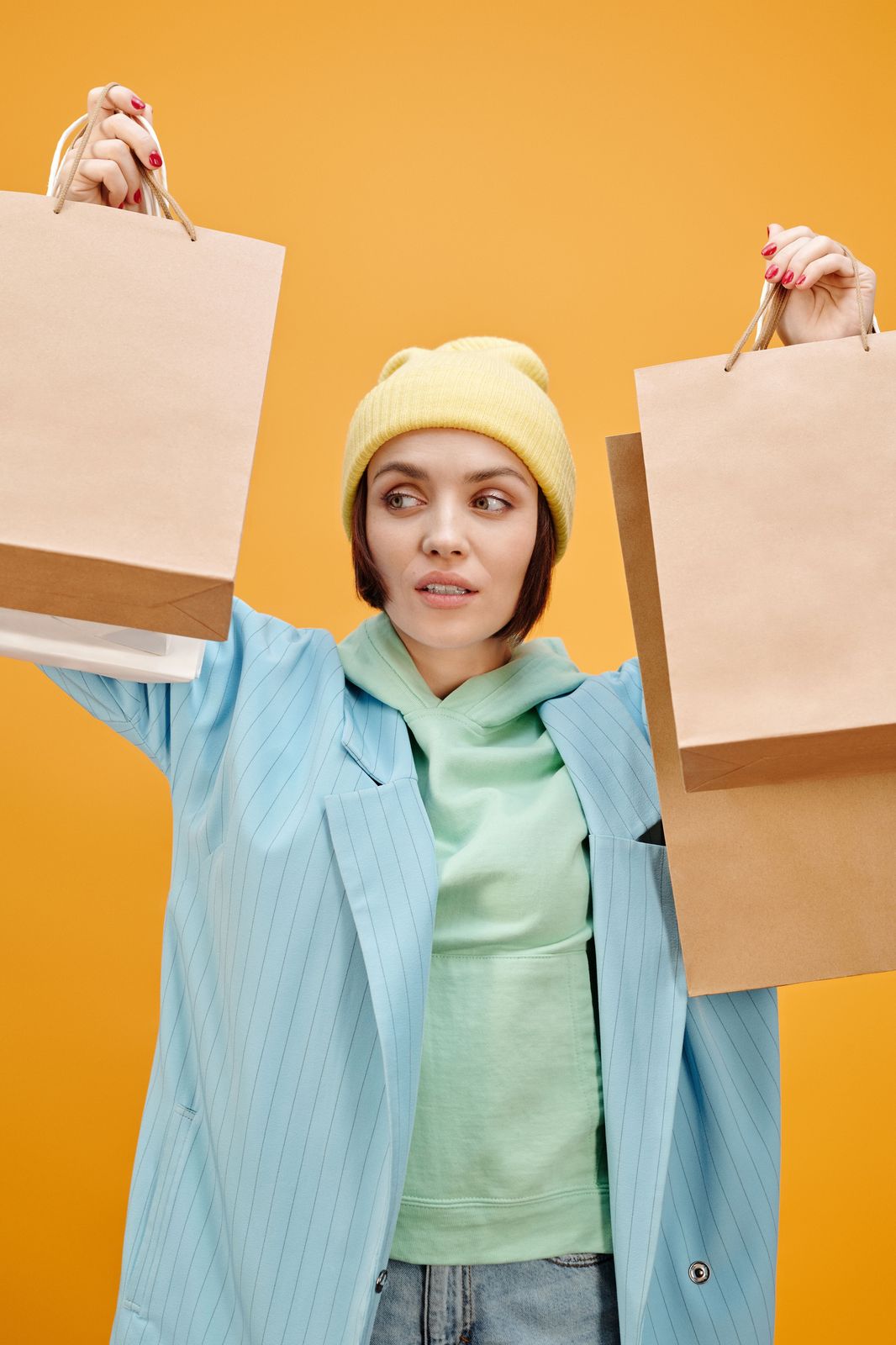 Femme tenant plusieurs sacs de shopping