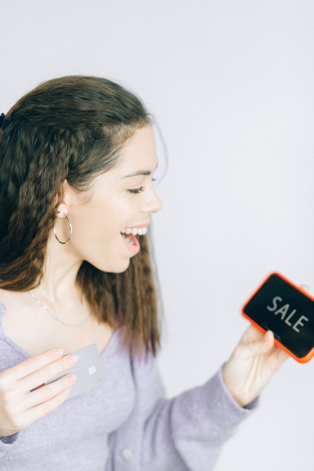 Femme utilisant une application de bons plans sur smartphone