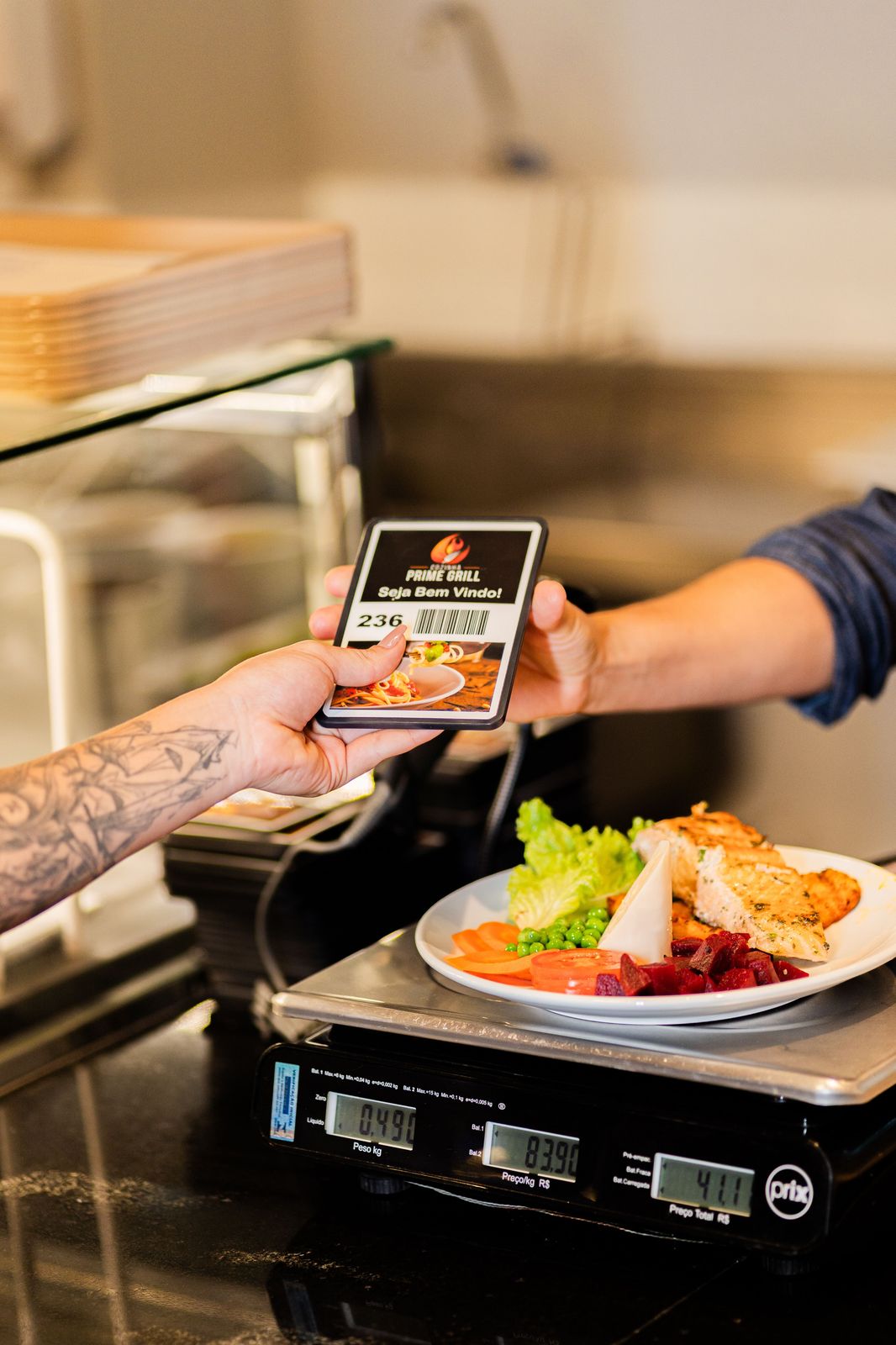 Paiement sans contact avec un smartphone au restaurant