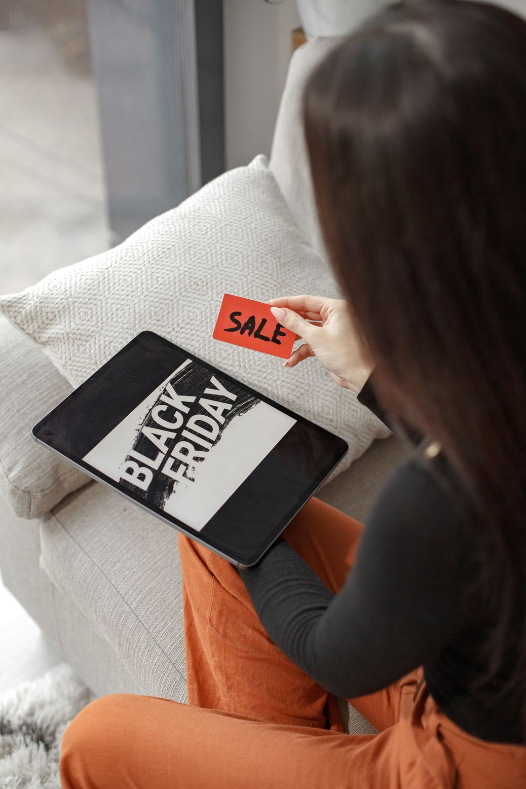 Tablette affichant une promotion et pancarte Sale